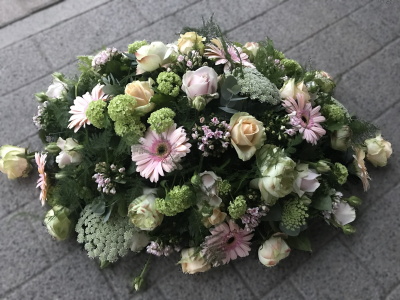 Rouwbloemstuk 73 Rond 65 cm.