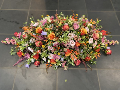 Rouwbloemstuk 53 half kistvullend (+/- 110 cm.)