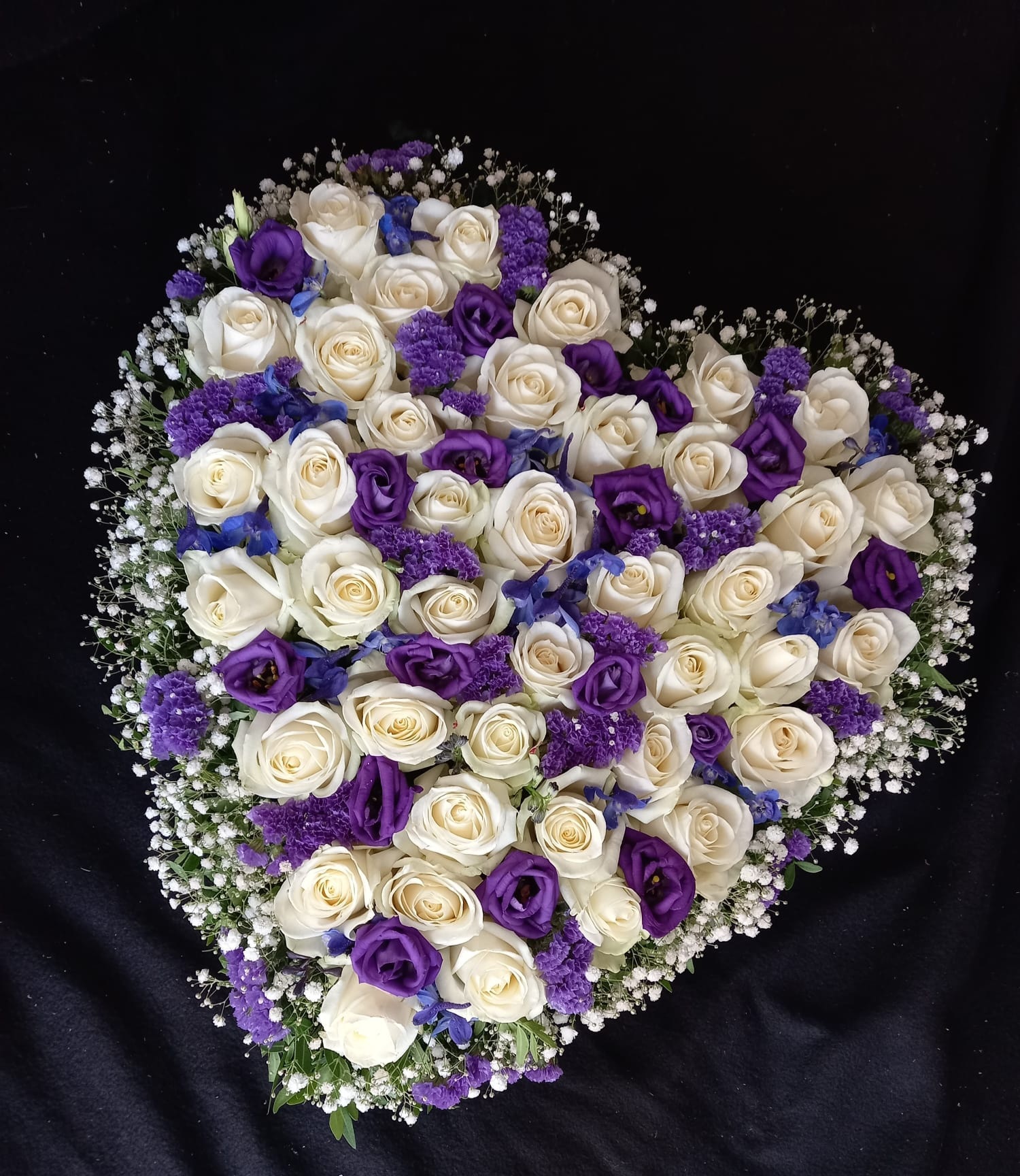 Rouwbloemstuk hart wit paars/blauw Groot