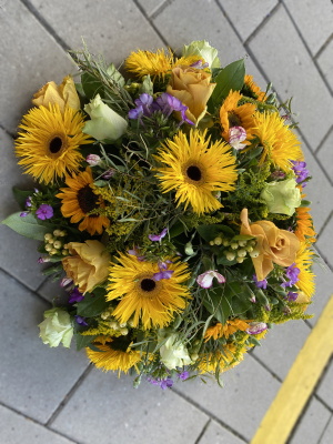 Rouwbloemstuk 68 Rond 50 cm.