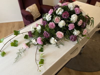 Rouwbloemstuk 98 Rond 50 cm.
