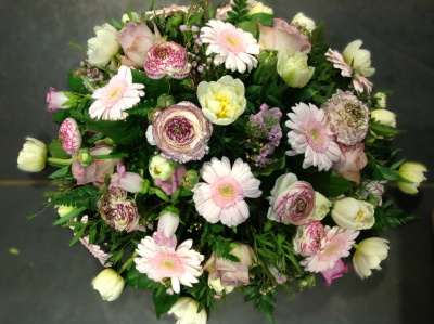 Rouwbloemstuk 74 Rond 50 cm.