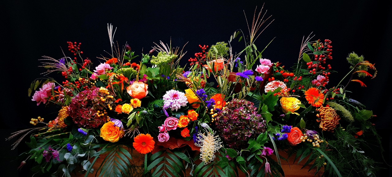 Rouwarrangement veldbloemen bont Langwerpig 90cm