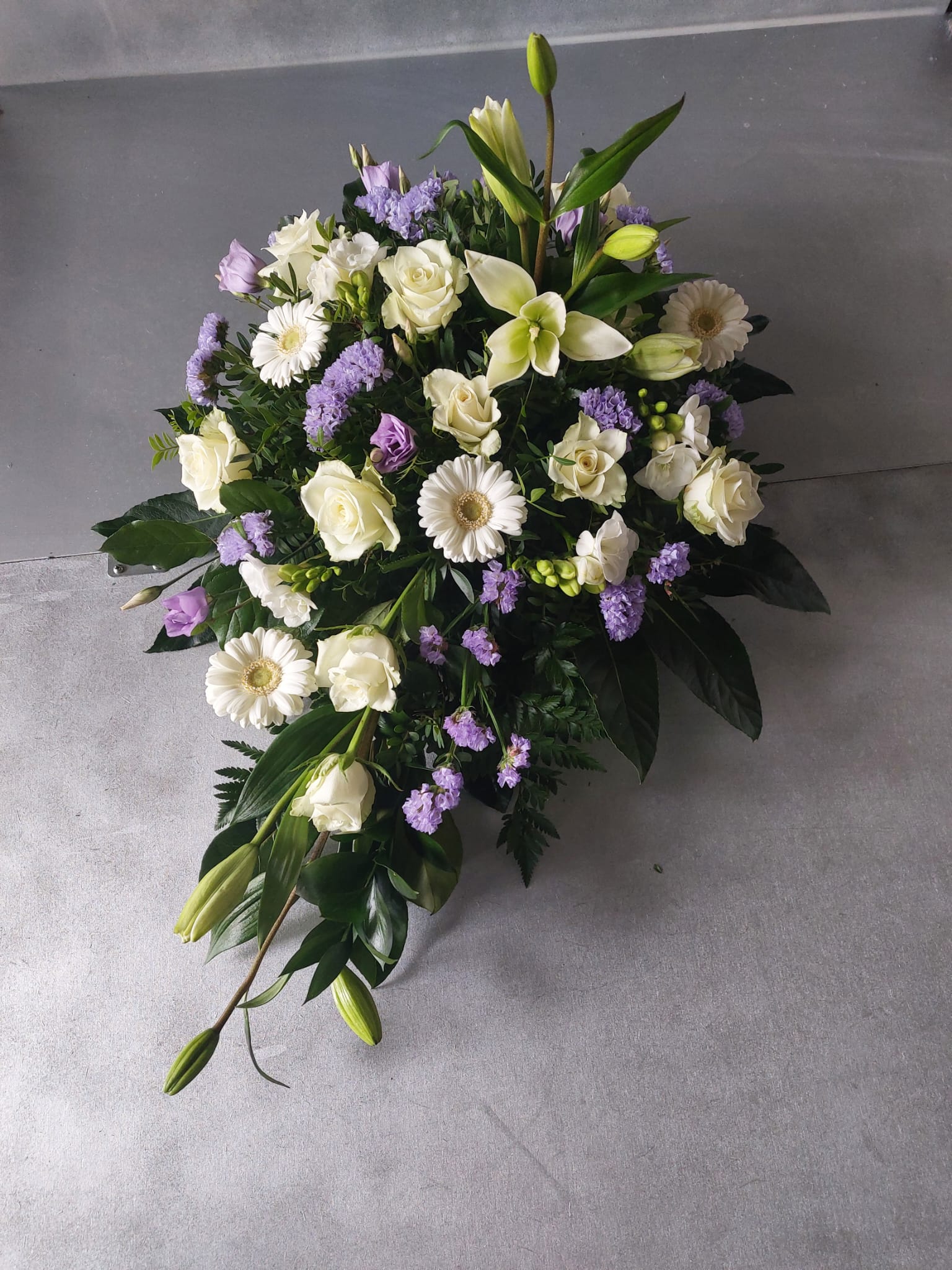 Rouwbloemstuk druppel wit lila Middel