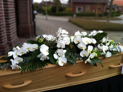 Rouwbloemstuk 14 half kistvullend (+/- 110 cm.)