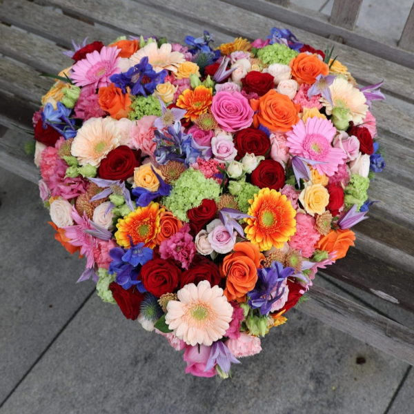 Hart van gemengde bloemen in warme kleuren 40cm