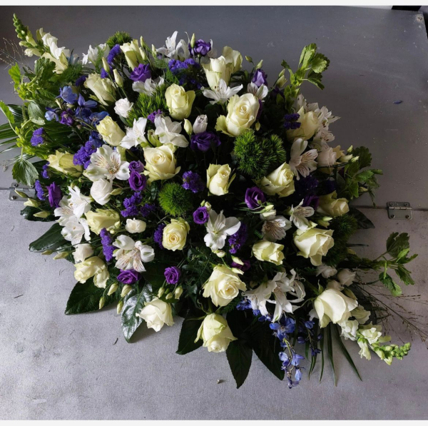 Rouwbloemstuk druppel wit blauw-paars XL