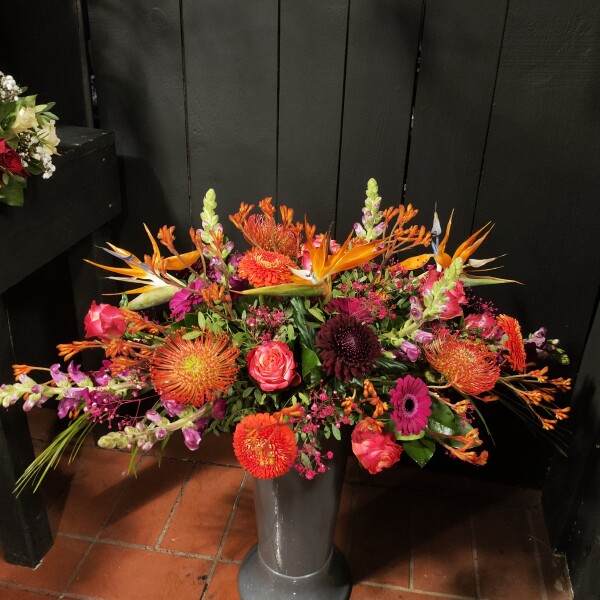 rouwstuk met o.a. tropische bloemen Middel