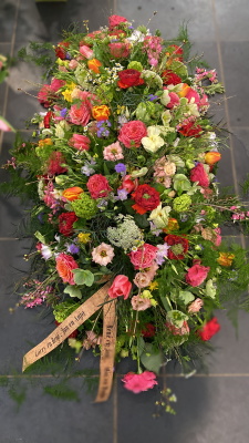 Rouwbloemstuk 58 3/4 kistvullend (+/- 160 cm.)