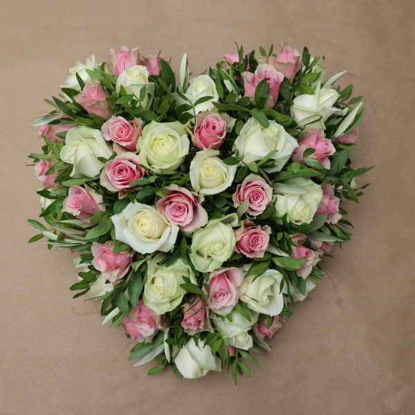 Hart met roze en witte rozen 40cm