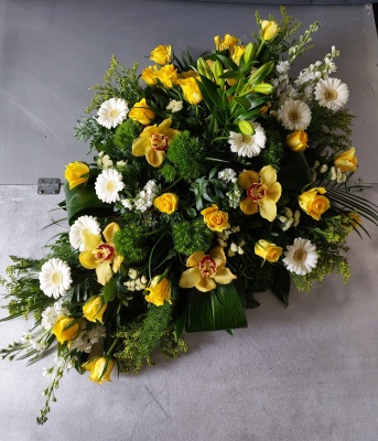 Rouwbloemstuk wit geel Middel