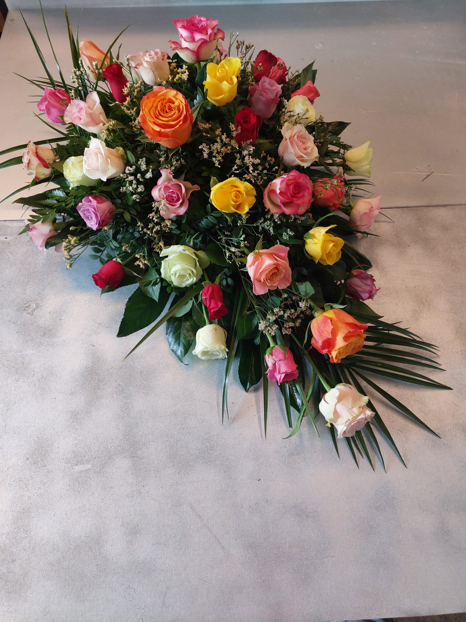 Rouwbloemstuk met gekleurde rozen Standaard