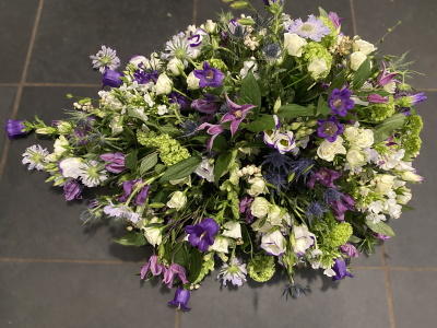 Rouwbloemstuk 79 Rond 65 cm.
