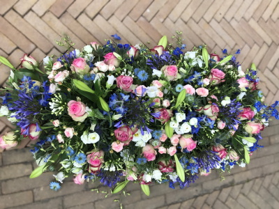 Rouwbloemstuk 62 half kistvullend (+/- 110 cm.)