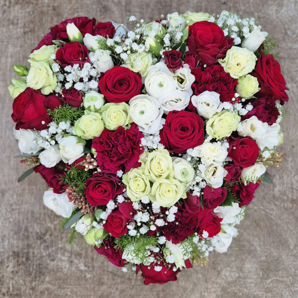 Hart van gemengde rode en witte bloemen 30cm