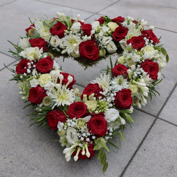 Open hart - van gemengde rode en witte bloemen 40cm