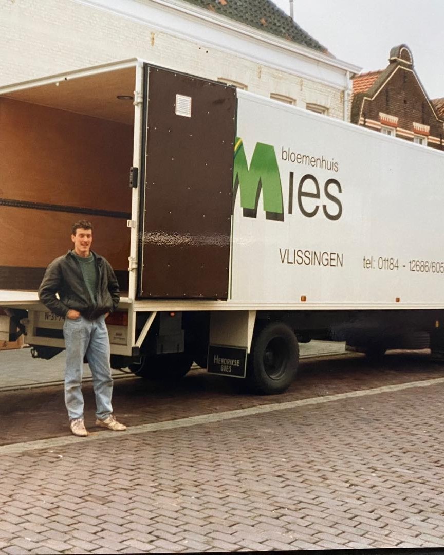 Richard in zijn jonge jaren bij de vrachtwagen toen het nog Bloemenhuis Mies was