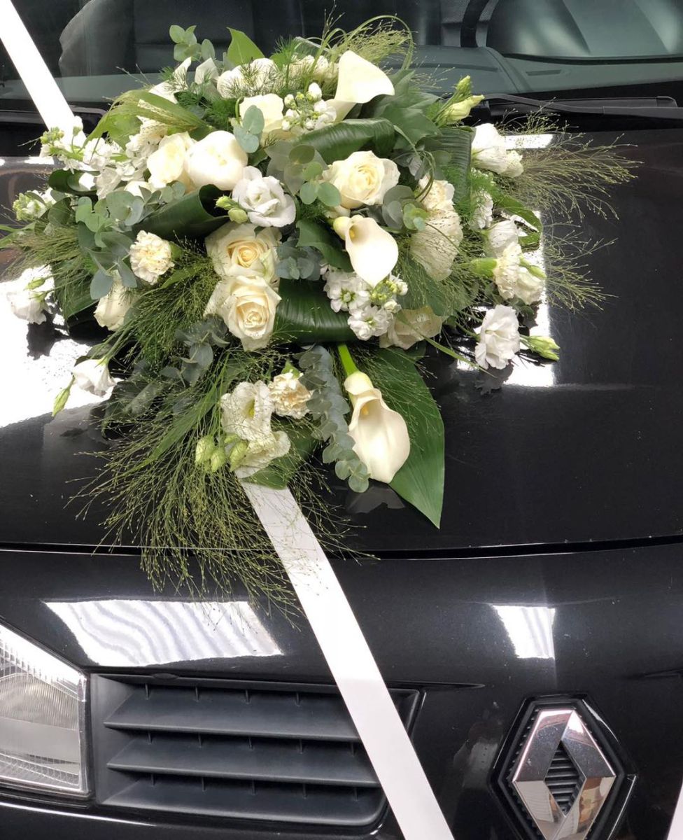 Autobloemstuk voor een bruiloft wit groen Mies Bloemen