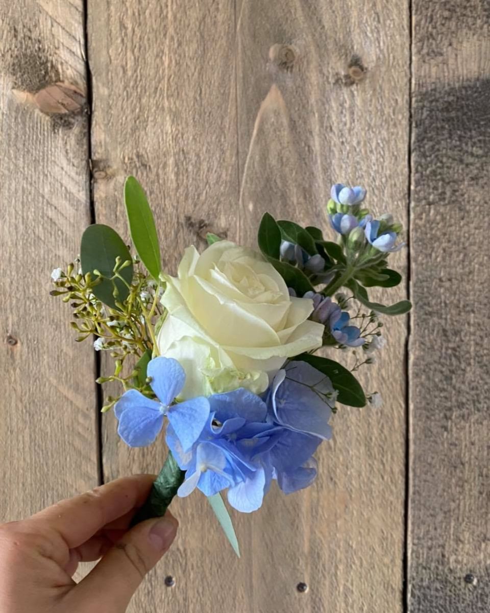 Corsage bruiloft wit lichtblauw Mies Bloemen