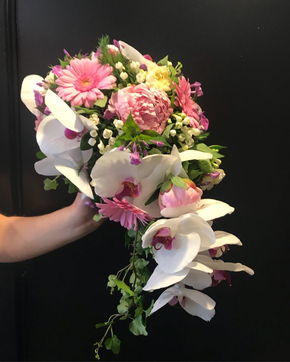 Bruidsboeket watervalstijl roze wit groen Mies Bloemen