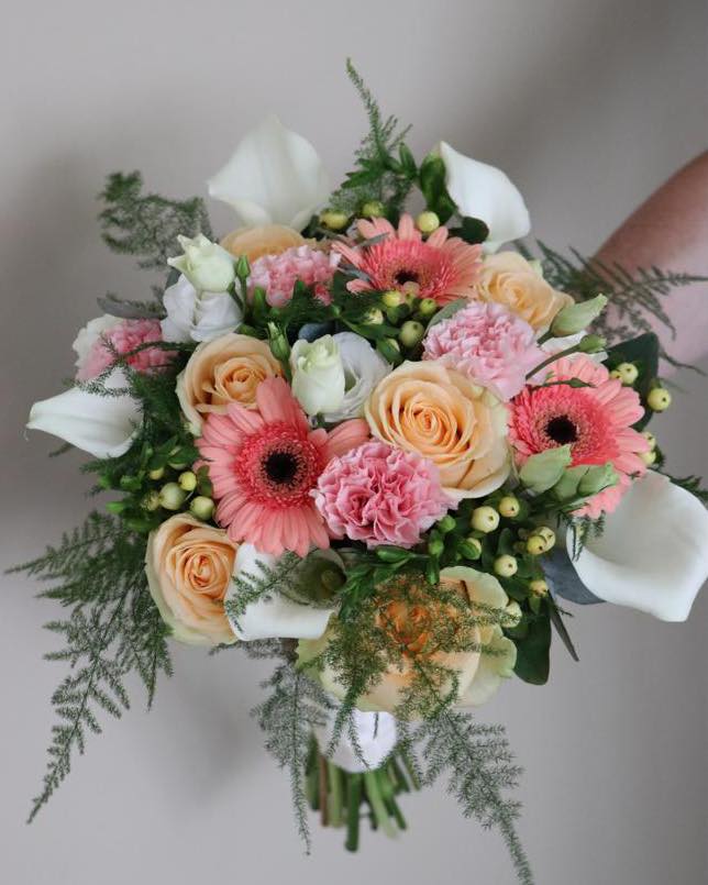 Bruidsboeket wit crème zalm en roze Mies Bloemen
