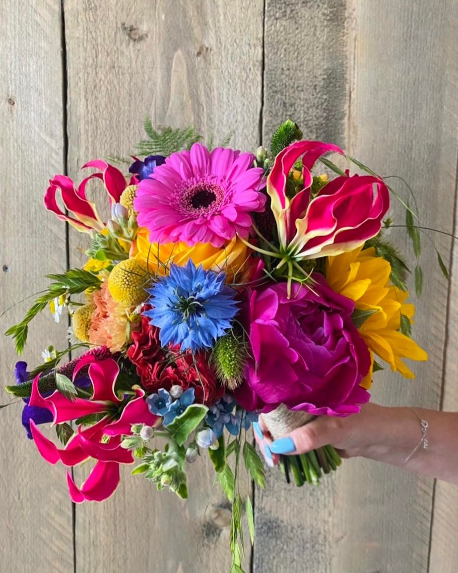 Bruidsboeket bont felle kleuren Mies Bloemen