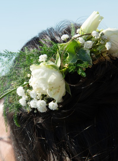 Corsage voor een bruiloft voor in het haar wit groen Mies Bloemen