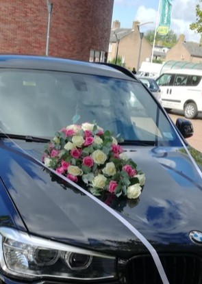Autobloemstuk voor bruiloft roze wit Mies Bloemen