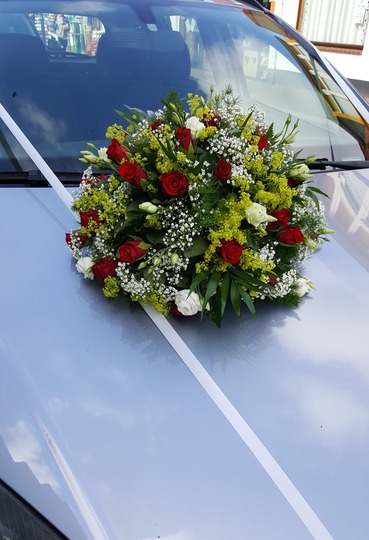Autobloemstuk voor een bruiloft groen wit rood Mies Bloemen
