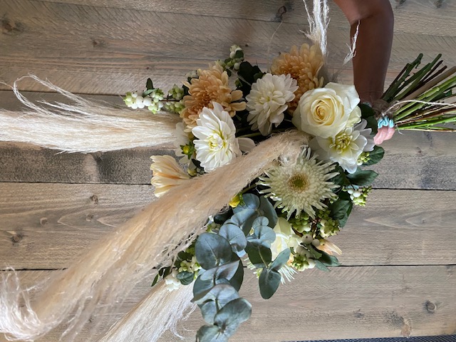 Bruidsboeket wit crème zalm met hoogteverschillen Mies Bloemen