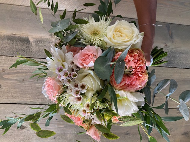 Bruidsboeket zachtroze wit groen Mies Bloemen