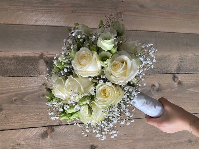Bruidsboeket met witte rozen en wit gypskruid Mies Bloemen