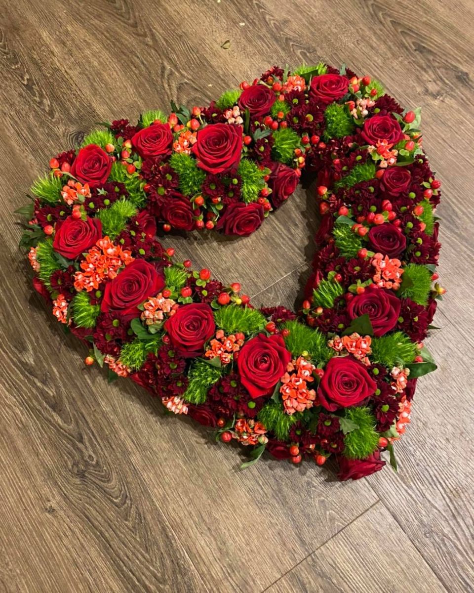 Hartvormig rouwbloemstuk rood groen Mies Bloemen