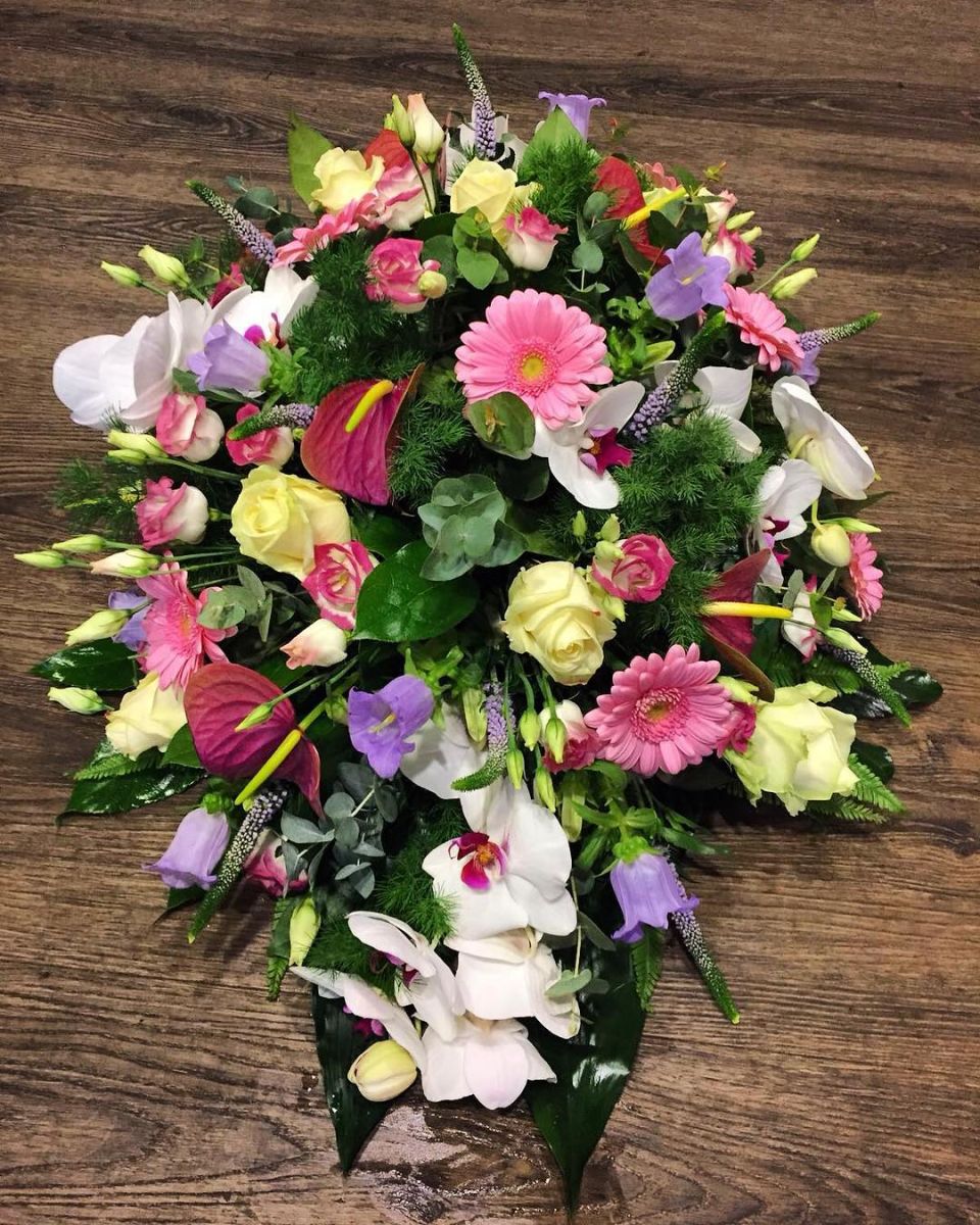Rouwbloemstuk paars roze wit met orchidee Mies Bloemen