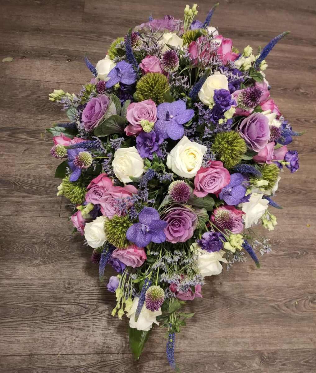 Rouwbloemstuk druppelvormig paars wit roze Mies Bloemen