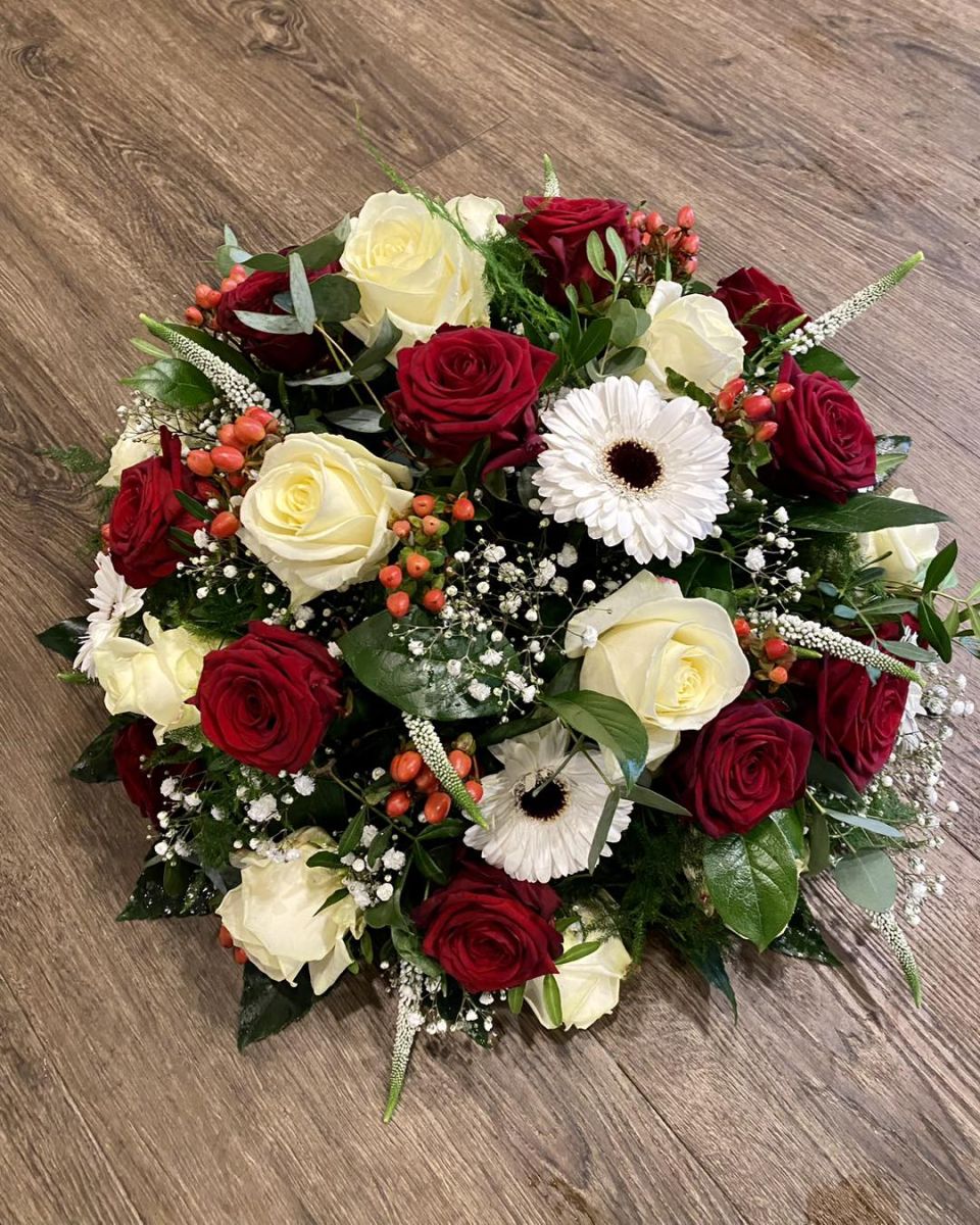 Biedermeier rouwbloemstuk rood wit groen Mies Bloemen