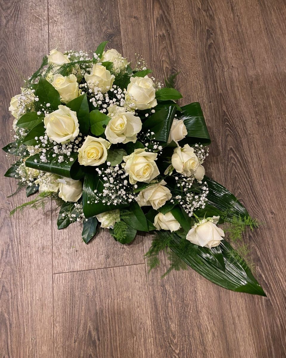 Druppelvormig rouwbloemstuk witte rozen en wit gypskruid Mies Bloemen