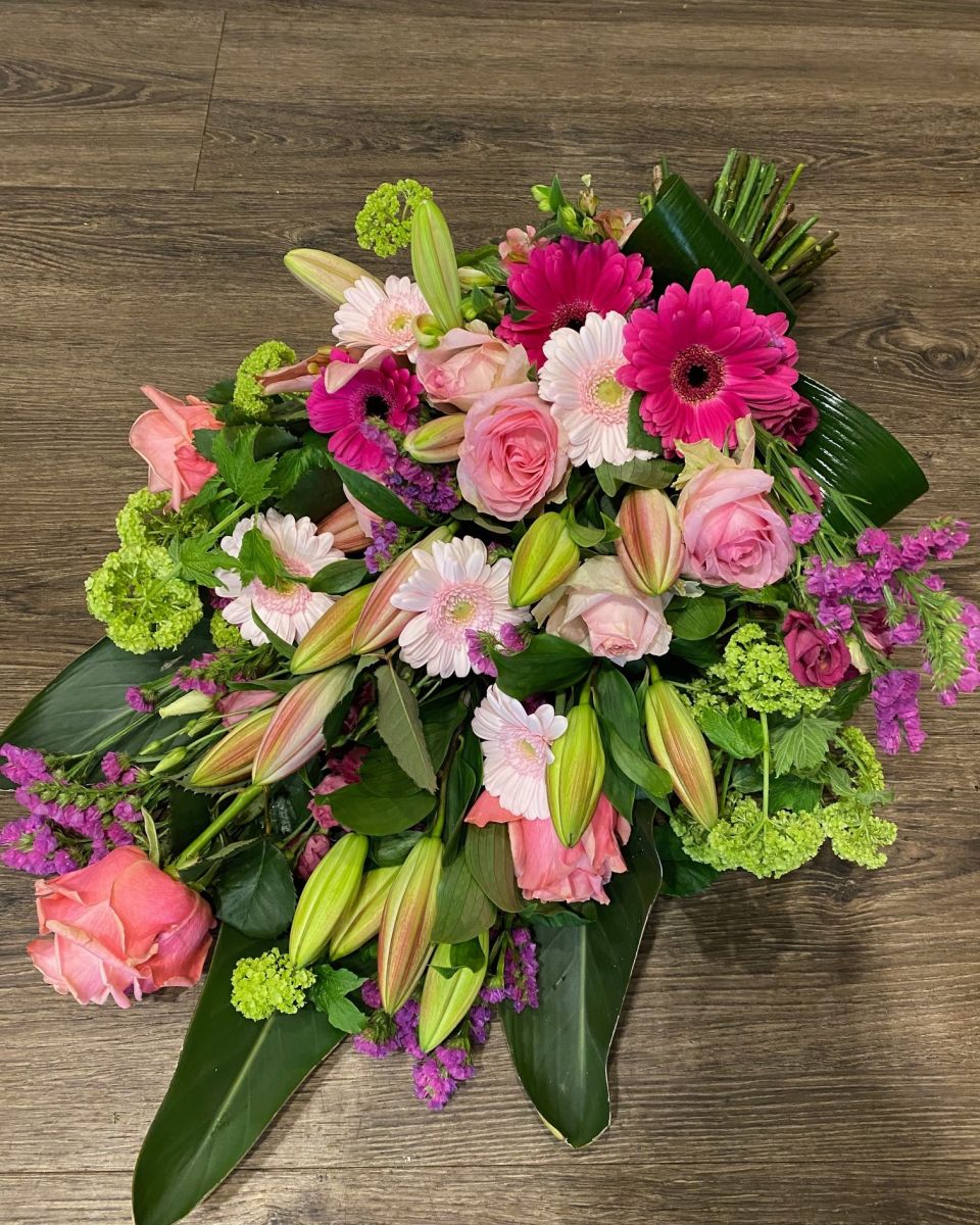 Rouwboeket roze groen wit Mies Bloemen
