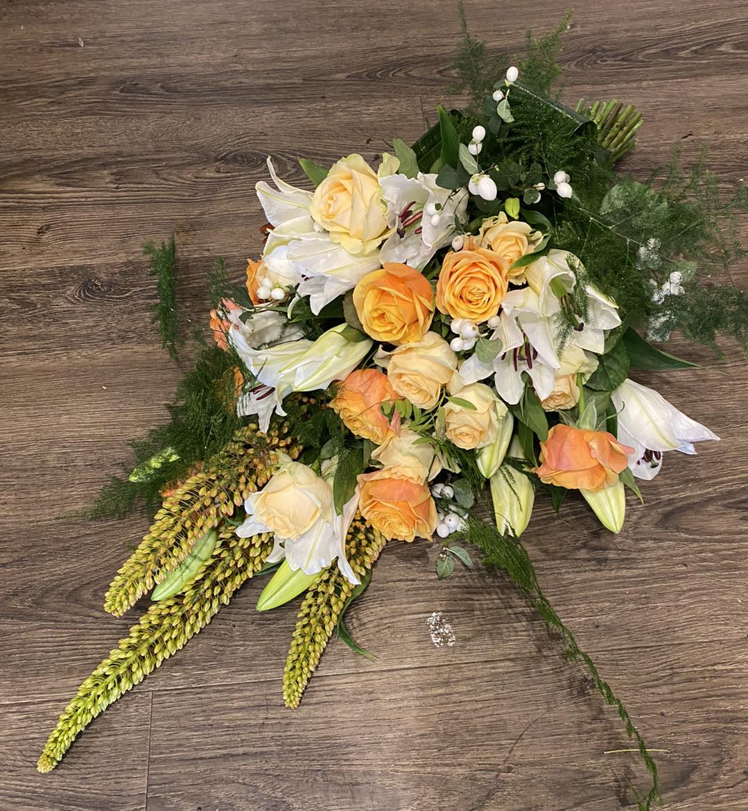 Rouwboeket oranje wit Mies Bloemen