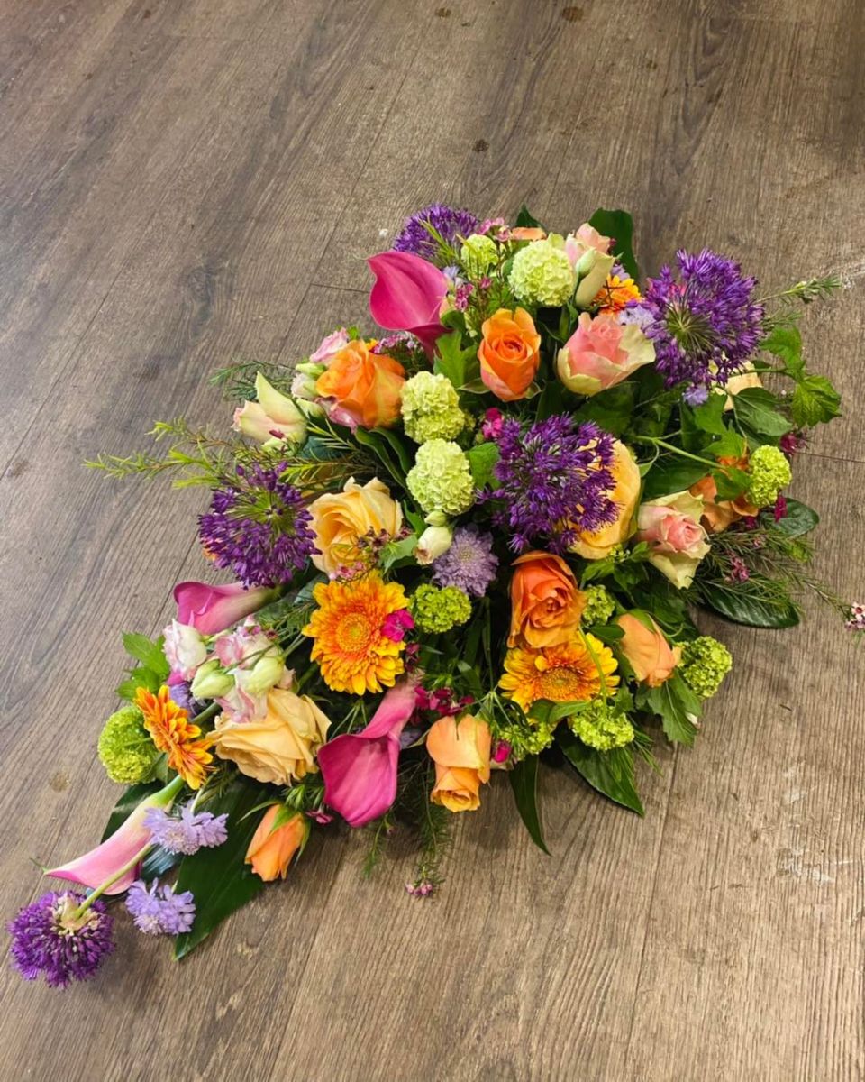 Druppelvormig rouwbloemstuk bonte kleuren Mies Bloemen