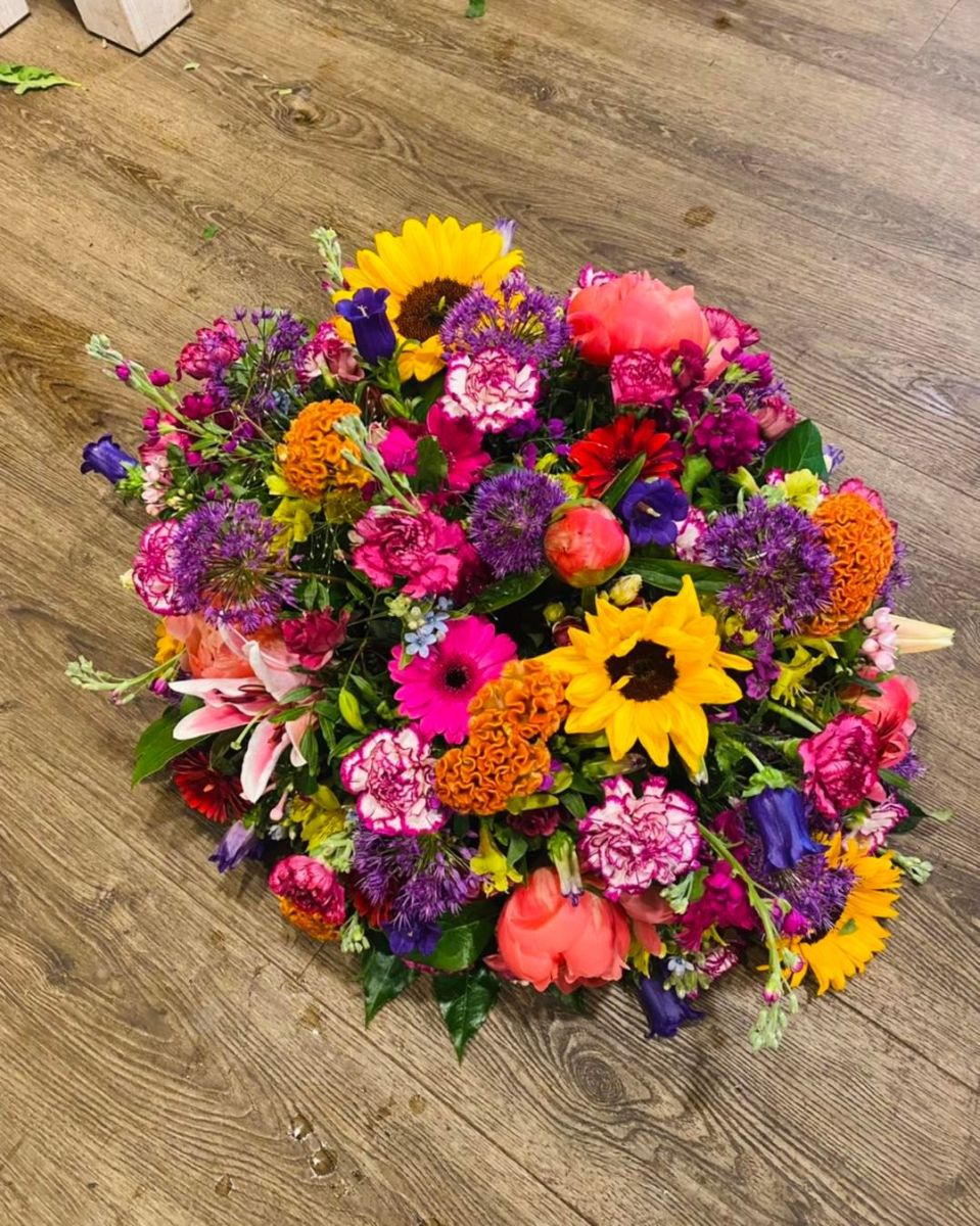Biedermeier rouwbloemstuk bont Mies Bloemen 