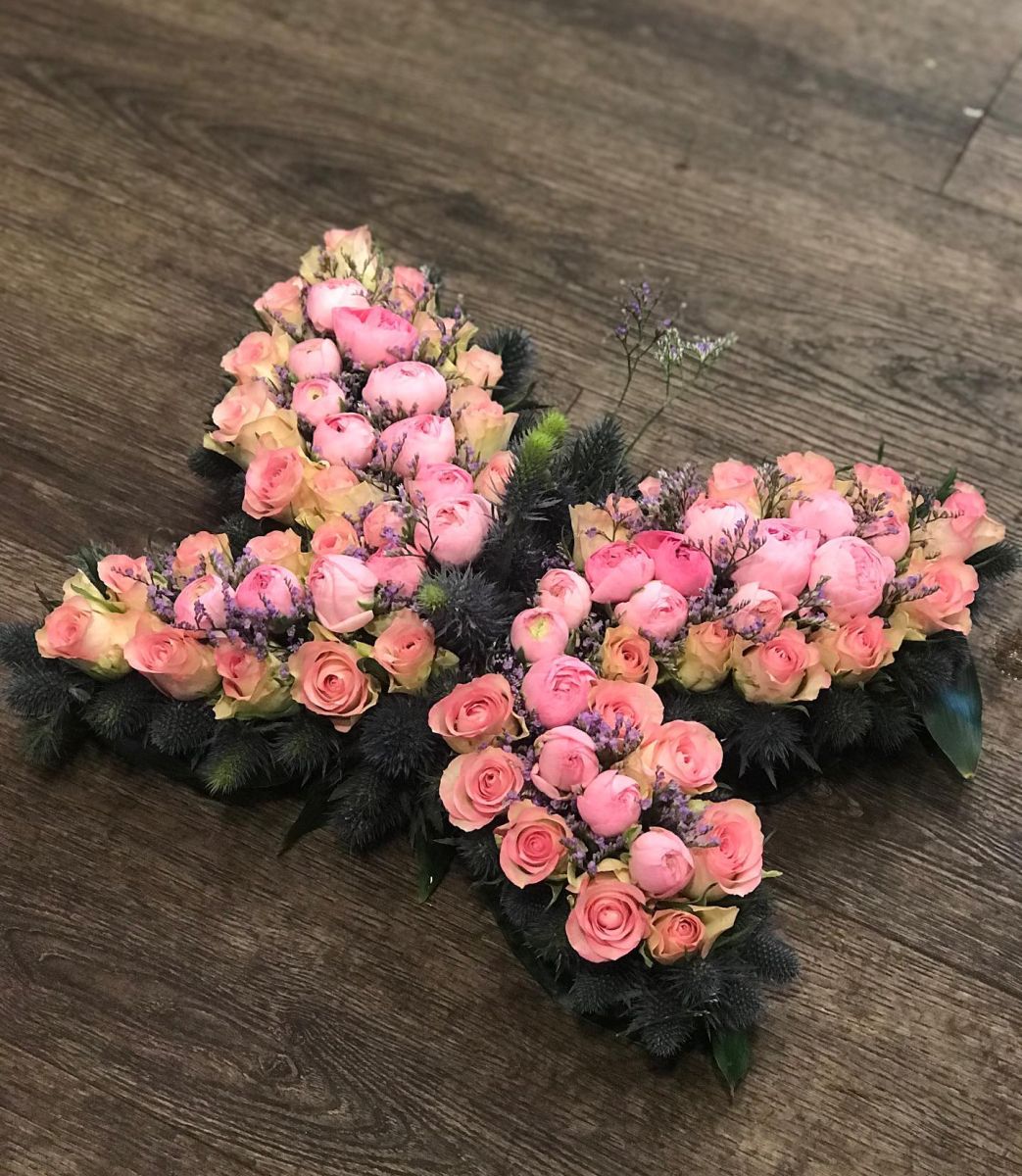 Rouwbloemstuk vlinder roze Mies Bloemen