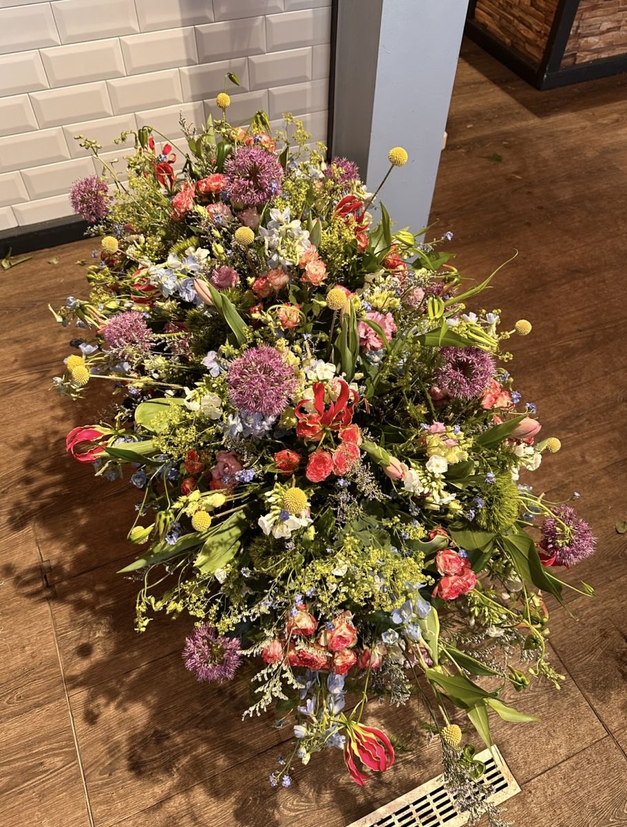 Kistbedekking rouwbloemstuk veldstijl Mies Bloemen