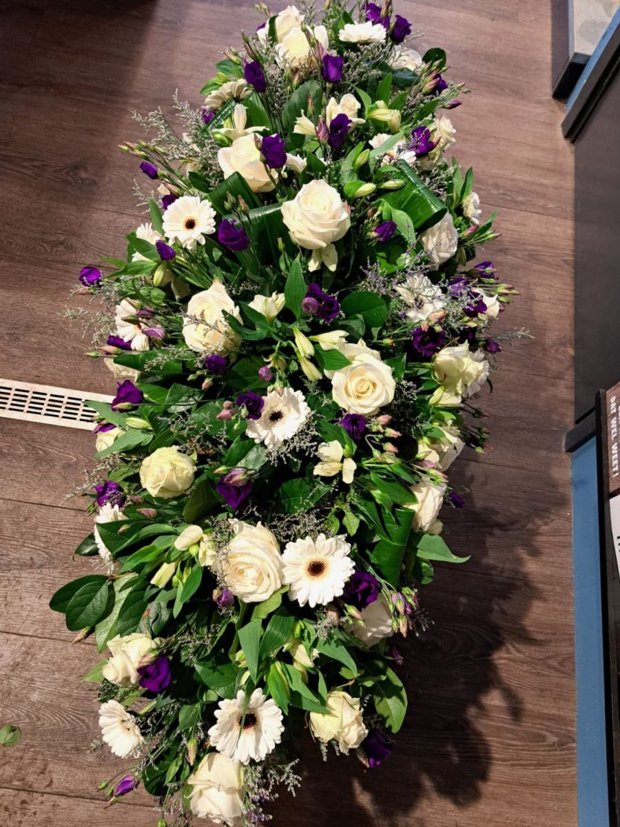 Rouwbloemstuk kistbedekking paars wit Mies Bloemen