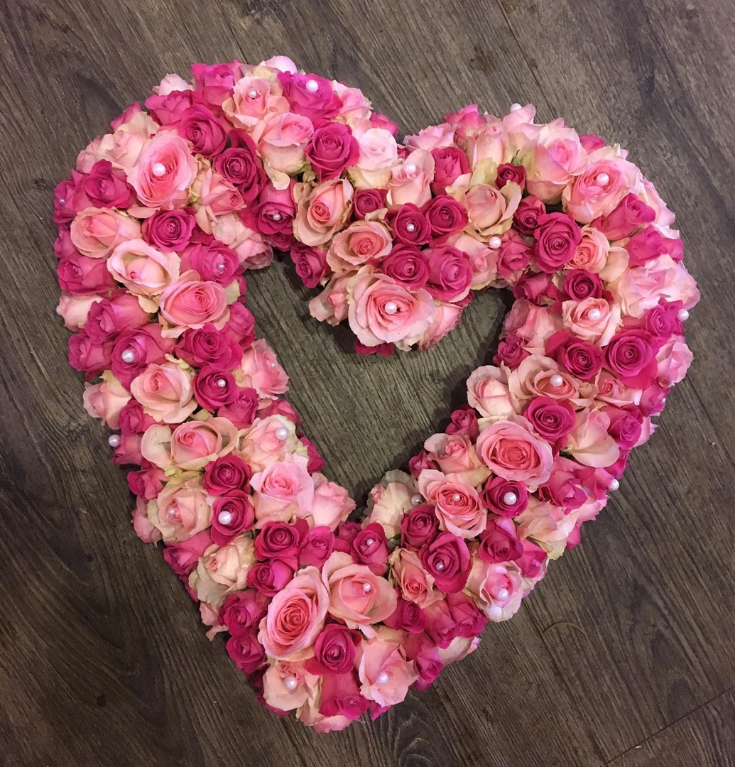 Hartvormig rouwbloemstuk met roze rozen Mies Bloemen