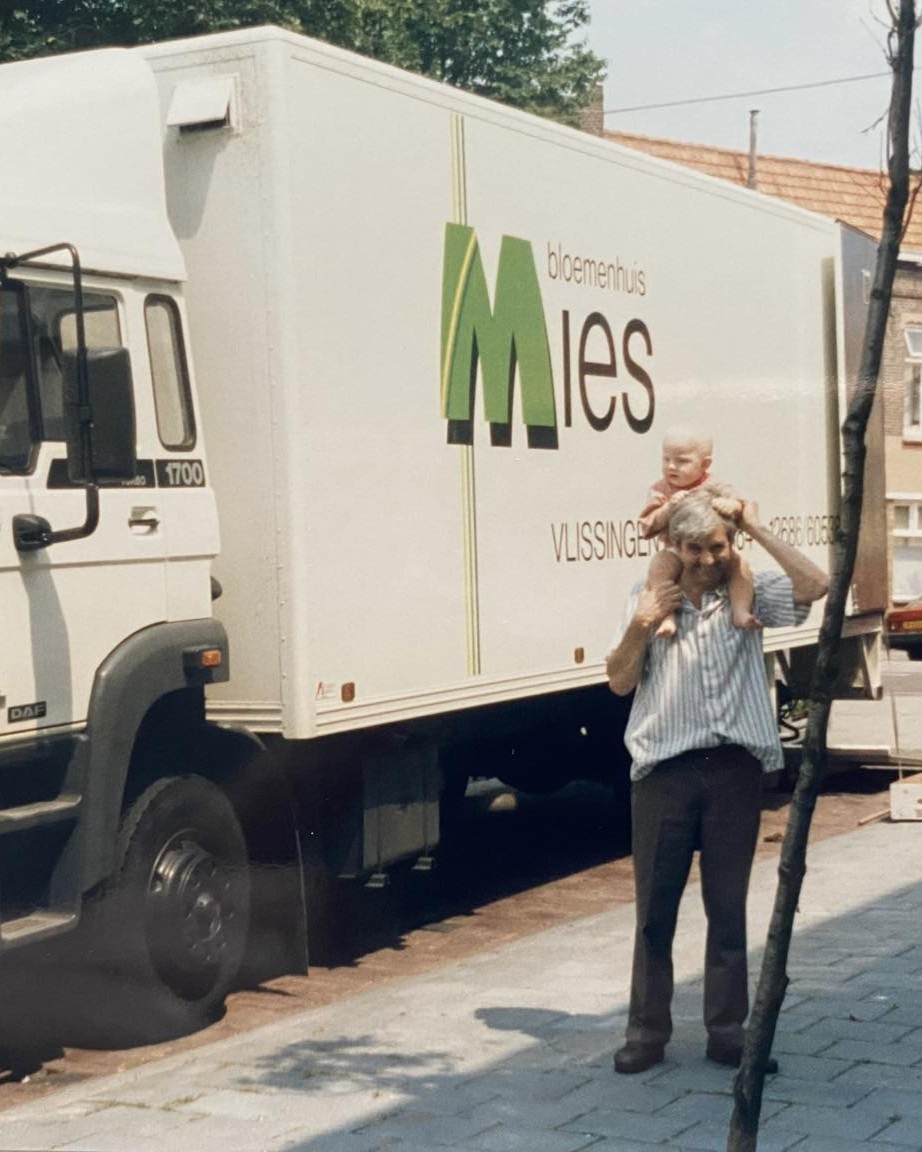 Vader van Richard bij de oude vrachtwagen toen het nog Bloemenhuis Mies was