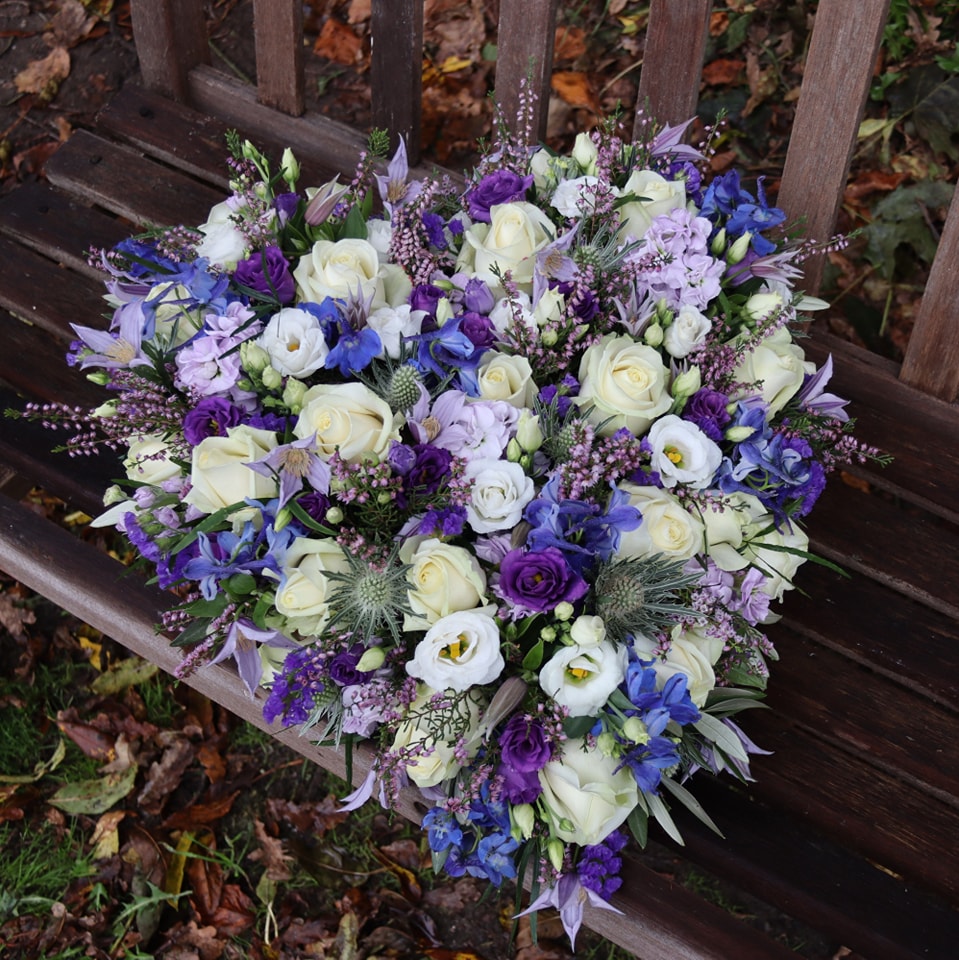 hart met blauw witte paarse en lila bloemen
