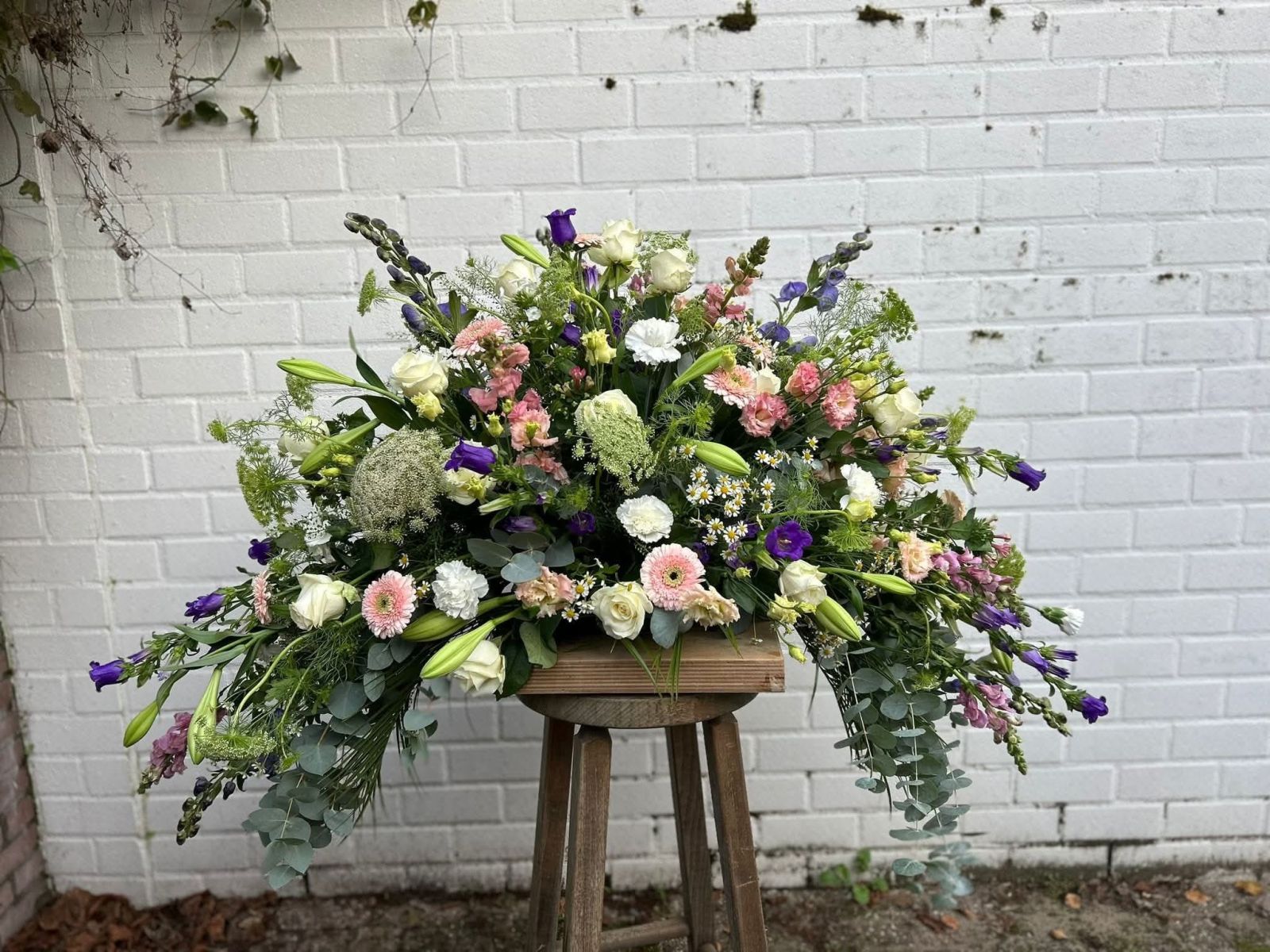 Rouwbloemstuk zachte kleuren pastel Zelhem